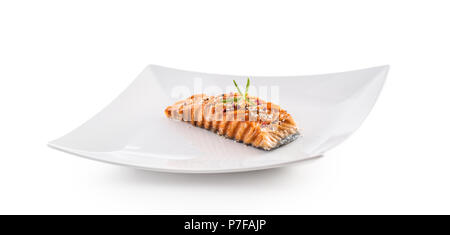 Pavé de saumon grillé au sésame et poivre herbes isolé sur fond blanc. Banque D'Images
