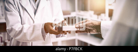 Portrait de la main du patient prenant fort de pharmacien Banque D'Images