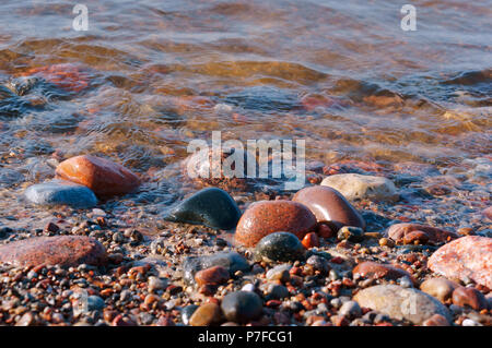 Les pierres de couleur de la mer, rocky seashore, mer vague et galets Banque D'Images