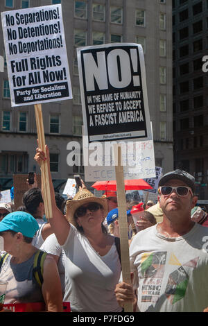 CHICAGO, ILLINOIS, USA - 30 juin 2018 : Des manifestants lors des familles appartiennent ensemble rally protester contre le sort des enfants migrants séparés. Banque D'Images