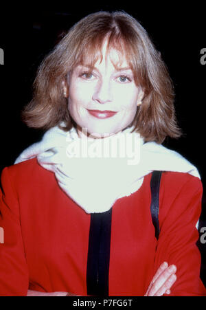 WESTWOOD, CA - le 24 janvier : Isabelle Hupert assiste à l'«lumineux à travers" Westwood Création le 24 janvier 1992 à l'Avco Center Cinemas à Westwood, en Californie. Photo de Barry King/Alamy Stock Photo Banque D'Images