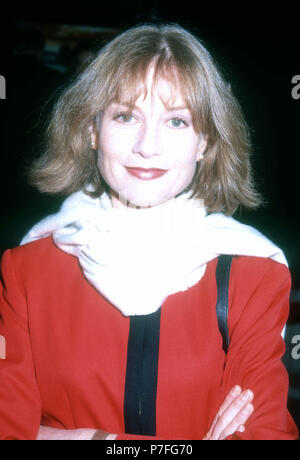 WESTWOOD, CA - le 24 janvier : Isabelle Hupert assiste à l'«lumineux à travers" Westwood Création le 24 janvier 1992 à l'Avco Center Cinemas à Westwood, en Californie. Photo de Barry King/Alamy Stock Photo Banque D'Images