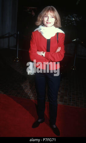 WESTWOOD, CA - le 24 janvier : Isabelle Hupert assiste à l'«lumineux à travers" Westwood Création le 24 janvier 1992 à l'Avco Center Cinemas à Westwood, en Californie. Photo de Barry King/Alamy Stock Photo Banque D'Images