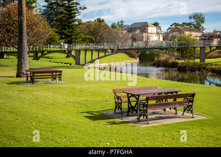 Les tables de pique-nique sur les soldats memorial garden à Strathalbyn Australie du Sud le 2 juillet 2018 Banque D'Images