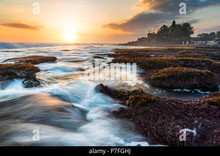 Seascape, temple de Tanah Lot à Bali, Indonésie. Célèbre attraction touristique et destination de voyage Banque D'Images