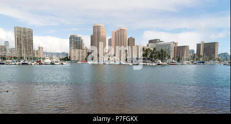 Un port de plaisance dans le port d'Ala Wai à Waikiki Beach sur l'île d'Oahu à Hawaii Banque D'Images