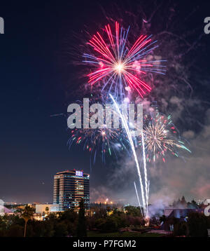 Quatrième de juillet, fête d'artifice au-dessus du centre-ville de San Jose Banque D'Images