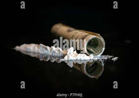 En centaines de dollars, des billets d'une seule ligne sur fond noir, gros plan Banque D'Images