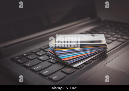 Beaucoup de différentes cartes de crédit sur le clavier de l'ordinateur. L'utilisation des services en ligne pour le paiement de biens et de services via Internet. Les services de paye et d'un discoun Banque D'Images
