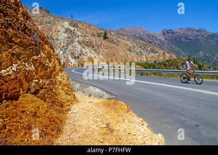 Cycliste en ordre décroissant dans Queenstown sur l'autoroute de Lyell Banque D'Images