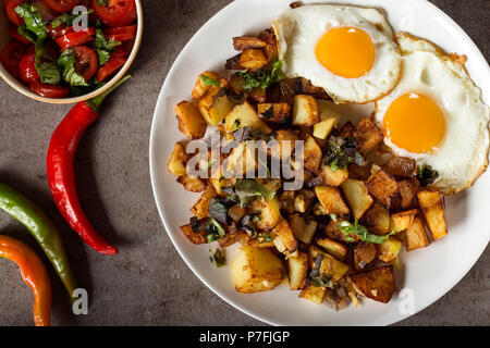 Les oeufs et les Frites avec de petits morceaux de gras de viande de porc, l'oignon et l'ail sur platine - Vue de dessus Banque D'Images