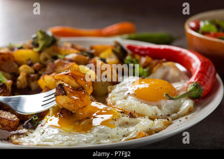 Manger des oeufs et des frites avec de petits morceaux de gras de viande de porc, l'oignon et l'ail Banque D'Images