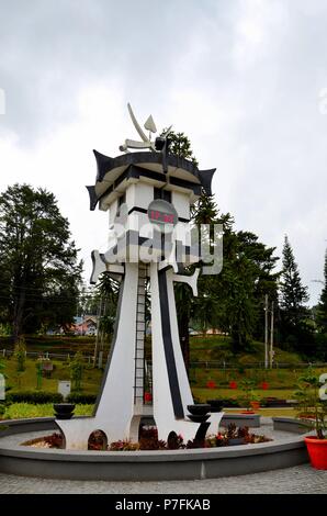 Tour d'horloge Tanah Rata avec relevés de temps et de température dans Central Town Park Cameron Highlands Malaisie Banque D'Images