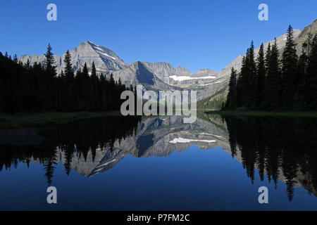 Mt. Gould, Angel Wing, & Bassin Grinnell, reflété dans le lac Josephine Banque D'Images