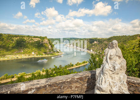 Loreley figure et paysage de la vallée du Rhin et Sankt Goarshausen vue depuis le Lore Ley rock Allemagne Lieux intéressants Banque D'Images