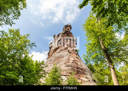 L'escalade des rochers de grès rouge dans le sud de l'Allemagne de la nature de la forêt du Palatinat Banque D'Images