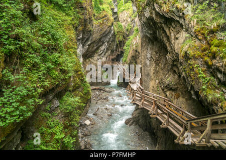 Passerelle en bois sur un rocher face à la rivière de montagne Kapruner Ache dans gorge, sentier Sigmund-thun Klamm, Kaprun, à Salzbourg, Autriche Banque D'Images