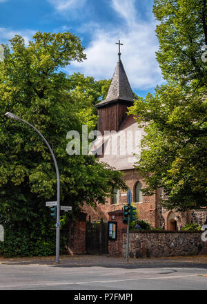 Berlin, Dahlem-Dorf. St Annes Evangelikal église. L'église paroissiale de style gothique en brique - extérieur Banque D'Images