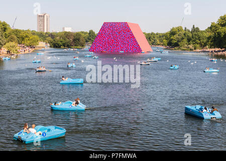 Une vue sur le lac Serpentine, à Hyde Park à Londres Le mastaba art installation de Christo. Banque D'Images