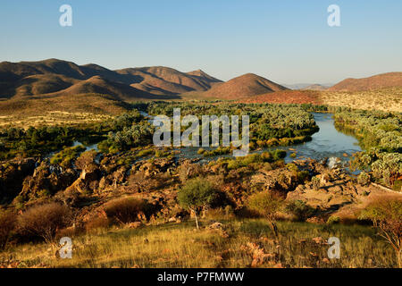 Avis de large Paysage avec rivière Kunene et Epupa Falls, la Namibie, le Kaokoveld