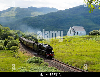 L'Express, Jacobite ( Poudlard Express) passe Notre Dame de l'Église Catholique Romaine Braes près de Polnish sur la suite William à Mallaig ligne. Banque D'Images