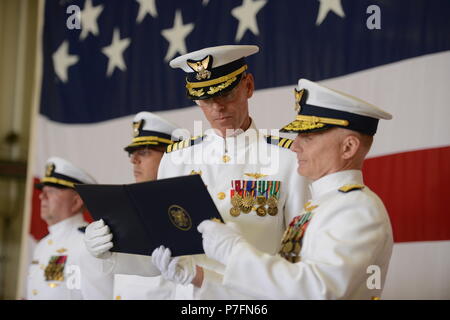 Adm arrière. David Throop, commandant de la Garde côtière canadienne 13e arrondissement, présente le capitaine William Timmons, commandant du Secteur de la Garde côtière de la rivière Columbia avec la Légion du Mérite au cours de Timmons' cérémonie de passation de commandement tenue dans la région de Warrenton, Oregon, le 28 juin 2018. Timmons a pris sa retraite de la Garde côtière canadienne après le transfert de commande pour le Capitaine Jeremy Smith. U.S. Coast Guard photo de Maître de 1re classe Levi Lire. Banque D'Images