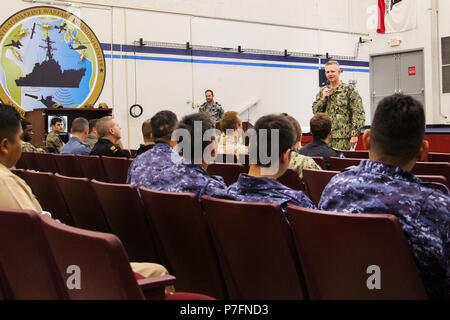 180628-N-LR347-002 SAN DIEGO (28 juin 2018) La Marine américaine Adm arrière. Daniel Dwyer, commandant de Rim of the Pacific (RIMPAC) Southern California (SOCAL) 2018 partenaires accueille à une session plénière pour les participants à l'exercice de la SOCAL zone d'exploitation. Vingt-cinq nations, plus de 45 navires et sous-marins, environ 200 avions et 25 000 personnes participent à l'EXERCICE RIMPAC du 27 juin au 2 août dans et autour des îles Hawaï et la Californie du Sud. Le plus grand exercice maritime international RIMPAC, fournit une formation unique alors que la promotion et le soutien de la coopération Banque D'Images