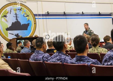 180628-N-LR347-003 SAN DIEGO (28 juin 2018) Le capitaine de vaisseau américain David Burke, directeur du personnel de la bataille pour le commandant Task Force (CTF) 177 dans l'exercice Rim of the Pacific (RIMPAC) Southern California (SOCAL) 2018 partenaires accueille à une session plénière pour les partenaires participant à l'exercice de la SOCAL zone d'exploitation. La CTF 177 est l'exercice de guerre des mines du commandant. Vingt-cinq nations, plus de 45 navires et sous-marins, environ 200 avions et 25 000 personnes participent à l'EXERCICE RIMPAC du 27 juin au 2 août dans et autour des îles Hawaï et la Californie du Sud. Le plus grand inte Banque D'Images