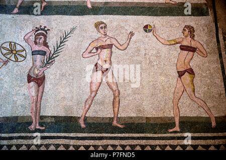 Mosaïque de trois femmes en bikini, Salle de la Bikini Girls, la Villa Romana del Casale, villa romaine du 4ème siècle ap. Banque D'Images