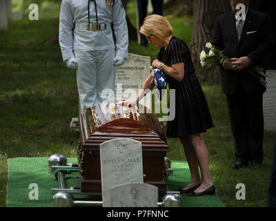 Famille, collègues et membres de miitary rendre honneur à la Frank C. Carlucci III, 16e Secrétaire de la Défense, lors de son inhumation au cimetière national d'Arlington, le 26 juin. En 2018. Carlucci a servi comme secrétaire de la défense de 1987 jusqu'à la fin de l'administration Reagan, le 20 janvier 1989. (DoD Photo par le Sgt Tech. Vernon Young Jr.) Banque D'Images