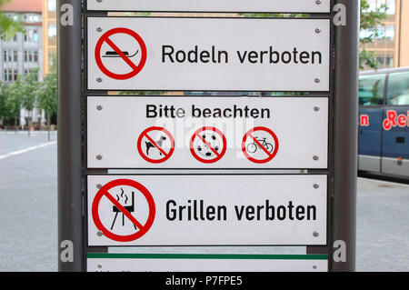 Les panneaux d'interdiction, sont interdits, les chiens de la luge, des jeux de ballon, vélo, barbecues, Potsdamer Platz, Berlin, Allemagne Banque D'Images