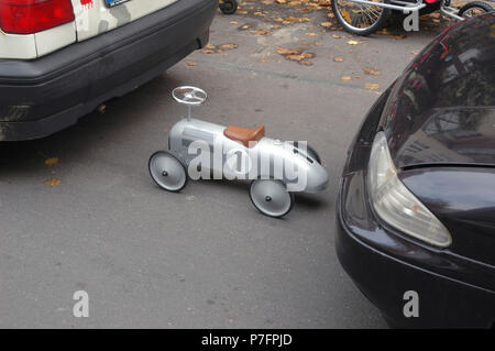 Différence de taille, petit jouet voiture sur le parking, Berlin, Allemagne Banque D'Images