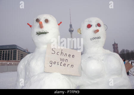 Paire de bonhommes de neige avec un signe d'hier sur le bonhomme manif contre le réchauffement en face de la cathédrale de Berlin Banque D'Images