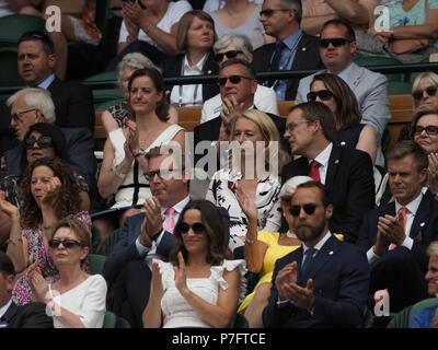 Londres, Royaume-Uni. 05 juillet, 2018. James Middleton Pippa Middleton et assister à quatre jours de la Tennis de Wimbledon à l'All England Lawn Tennis et croquet Club le 5 juillet 2018 à Londres, Angleterre les gens : James Middleton Pippa Middleton et   Me.Com/Media Crédit : Hoo Puch/Alamy Live News Banque D'Images