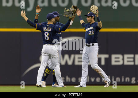 Milwaukee, WI, USA. 5 juillet, 2018. Brewer voltigeurs célébrer une victoire de 7-2 après le match de la Ligue Majeure de Baseball entre les Milwaukee Brewers et les Braves d'Atlanta au Miller Park de Milwaukee, WI. John Fisher/CSM/Alamy Live News Banque D'Images