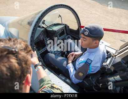 Horse Guards Parade, Londres, Royaume-Uni. 6 juillet, 2018. RAF100, une exposition d'aéronefs couvrant l'histoire de la RAF, à partir de la WW1 et WW2 jusqu'à l'âge moderne sont affichées à Horse Guards Parade dans le centre de Londres, ouvert au public de 11h00 le 6e au 9 juillet 2018 avec l'uniforme de la RAF de reconstitution historique ce qui porte l'affiche à la vie. Un RAF Typhoon jet pilot mémoires Cadet assis dans le typhon de pilotage. Credit : Malcolm Park/Alamy Live News. Banque D'Images