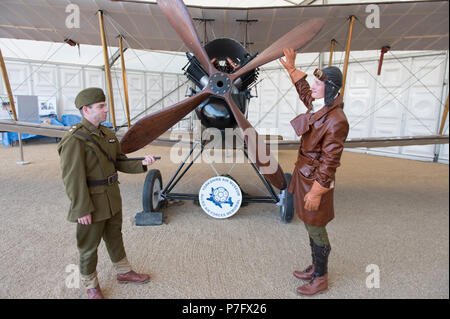 Horse Guards Parade, Londres, Royaume-Uni. 6 juillet, 2018. RAF100, une exposition d'aéronefs couvrant l'histoire de la RAF, à partir de la WW1 et WW2 jusqu'à l'âge moderne sont affichées à Horse Guards Parade dans le centre de Londres, ouvert au public de 11h00 le 6e au 9 juillet 2018 avec l'uniforme de la RAF de reconstitution historique ce qui porte l'affiche à la vie. Les membres de la RAF est à votre disposition avec chaque écran et dans un Techo de discuter plus de zone sur la façon dont le Royaume-Uni est de créer la prochaine génération de la force aérienne. Credit : Malcolm Park/Alamy Live News. Banque D'Images