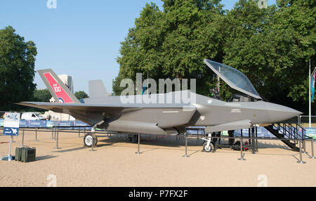 Horse Guards Parade, Londres, Royaume-Uni. 6 juillet, 2018. RAF100, une exposition d'aéronefs couvrant l'histoire de la RAF, à partir de la WW1 et WW2 jusqu'à l'âge moderne sont affichées à Horse Guards Parade dans le centre de Londres, ouvert au public de 11h00 le 6e au 9 juillet 2018. Une réplique de la dernière génération F-35 Lightning II avions furtifs observé devant les gardes Memorial. Credit : Malcolm Park/Alamy Live News. Banque D'Images