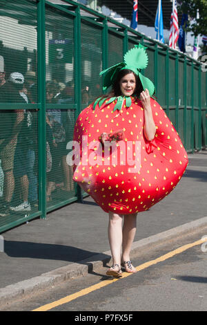 London UK. 6e juillet 2018. Un fan de tennis arrive le jour 5 de la tennis de Wimbledon vêtu comme un crédit de fraises : amer ghazzal/Alamy Live News Banque D'Images
