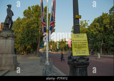 Horse Guards Parade, Londres, Royaume-Uni. 6 juillet, 2018. RAF100, une exposition d'aéronefs couvrant l'histoire de la RAF, à partir de la WW1 et WW2 jusqu'à l'âge moderne sont affichées à Horse Guards Parade dans le centre de Londres, ouvert au public de 11h00 le 6e au 9 juillet 2018. Avis d'alerte sur le Mall, en raison de près pour le grand défilé aérien de la RAF le 10 juillet 2018. Credit : Malcolm Park/Alamy Live News. Banque D'Images