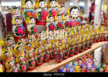 Saint-pétersbourg, Russie. Le 04 juillet, 2018. Matrjoschka, matryoshkas, souvenirs, poupées, articles souvenirs, Coupe du Monde de Football 2018 en Russie à partir de la 14.06. - 15.07.2018. Utilisation dans le monde entier | Credit : dpa/Alamy Live News Banque D'Images