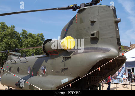 Londres, Royaume-Uni. 6e juillet 2018. La RAF100 Tour à Horse Guards Parade est une exposition publique d'aéronefs dans des endroits emblématiques de la ville à travers le pays. Huit avions de la RAF, anciens et nouveaux, y compris une reproduction de l'état de l'art la furtivité des avions de combat, un typhon, un Spitfire, un Chinook et un être2c - la Première Guerre mondiale classique biplan de bombardement sont à l'affiche jusqu'au dimanche 8 juillet. Il y a aussi une zone d'éducation axée sur l'aéronautique et de l'activités, conçues pour encourager l'intérêt et la participation de jeunes. Credit : Keith Larby/Alamy Live News Banque D'Images