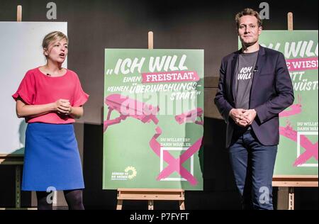 Munich, Bavière, Allemagne. 6 juillet, 2018. Le Spitzenduo (duo) haut de Katharina Schulze et Ludwig Hartmann du Parti Vert bavarois dévoilé le cadre de leur campagne pour les élections du Landtag 2018 qui aura lieu en septembre.L'objectif de la majorité des parties est de dégager suffisamment de politiciens CSU pour éliminer sa majorité absolue, qui a été critiqué comme l'élimination de la démocratie dans le Landtag. Le CSU a été au centre d'une controverse entourant la tête récemment, Horst Seehofer, qui a émis un ultimatum à la Chancelière Merkel. (Crédit Image : © Sachelle Babbar vi Banque D'Images