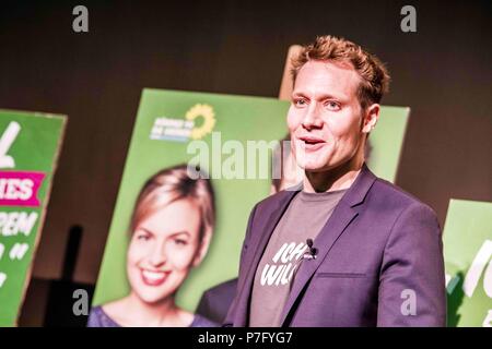 Munich, Bavière, Allemagne. 6 juillet, 2018. Le Spitzenduo (duo) haut de Katharina Schulze et Ludwig Hartmann du Parti Vert bavarois dévoilé le cadre de leur campagne pour les élections du Landtag 2018 qui aura lieu en septembre.L'objectif de la majorité des parties est de dégager suffisamment de politiciens CSU pour éliminer sa majorité absolue, qui a été critiqué comme l'élimination de la démocratie dans le Landtag. Le CSU a été au centre d'une controverse entourant la tête récemment, Horst Seehofer, qui a émis un ultimatum à la Chancelière Merkel. (Crédit Image : © Sachelle Babbar vi Banque D'Images