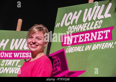 Munich, Bavière, Allemagne. 6 juillet, 2018. Le Spitzenduo (duo) haut de Katharina Schulze et Ludwig Hartmann du Parti Vert bavarois dévoilé le cadre de leur campagne pour les élections du Landtag 2018 qui aura lieu en septembre.L'objectif de la majorité des parties est de dégager suffisamment de politiciens CSU pour éliminer sa majorité absolue, qui a été critiqué comme l'élimination de la démocratie dans le Landtag. Le CSU a été au centre d'une controverse entourant la tête récemment, Horst Seehofer, qui a émis un ultimatum à la Chancelière Merkel. (Crédit Image : © Sachelle Babbar vi Banque D'Images