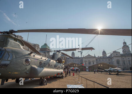 Horse Guards Parade, Londres, Royaume-Uni. 6 juillet, 2018. RAF100, une exposition d'aéronefs couvrant l'histoire de la RAF, à partir de la WW1 et WW2 jusqu'à l'âge moderne sont affichées à Horse Guards Parade dans le centre de Londres, ouvert au public de 11h00 le 6e au 9 juillet 2018. Vue générale de la place d'armes en début de matinée chaude du soleil. Credit : Malcolm Park/Alamy Live News. Banque D'Images