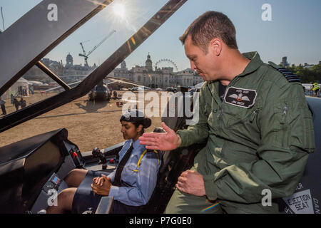 Londres, Royaume-Uni. 6e juillet 2018. L'adjuc des cadets Shiva Bersavel et Grp Cpt Jim Beck sur le F35-B Lightning II La nouvelle, l'état de l'art d'avions de combat furtifs - RAF 100, Horse Guards Parade. Dans le cadre du 100e anniversaire de la Royal Air Force, une exposition d'aéronefs couvrant l'histoire de la RAF, à partir de la WW1 et WW2 jusqu'à l'âge moderne. Crédit : Guy Bell/Alamy Live News Banque D'Images