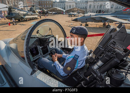 Londres, Royaume-Uni. 6e juillet 2018. Cadet de l'air (l'adjudant-chef Darrell Kovic) inspecte un typhon - RAF 100, Horse Guards Parade. Dans le cadre du 100e anniversaire de la Royal Air Force, une exposition d'aéronefs couvrant l'histoire de la RAF, à partir de la WW1 et WW2 jusqu'à l'âge moderne. Crédit : Guy Bell/Alamy Live News Banque D'Images