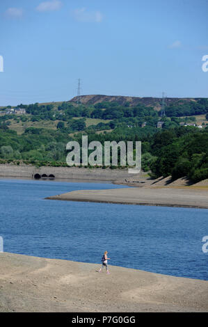 Bolton, Lancashire, UK. 6e juillet 2018. Le niveau de l'eau est le plus bas depuis les années 1980 sur l'organisation des services publics, propriété réservoir Wayoh Bolton, Lancashire. Le réservoir alimente près de la moitié de l'eau potable de la ville. United Utilities sont incitant les gens à ne pas utiliser l'espoir ou casiers pour éviter une interdiction d'arrosage. Photo par Paul Heyes, vendredi 06 juillet, 2018. Crédit : Paul Heyes/Alamy Live News Banque D'Images