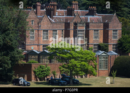 Princes Risborough, UK. 6 juillet, 2018. Les véhicules stationnés à l'extérieur, la carte de Premier Ministre, la résidence officielle du pays où Theresa Mai et son Cabinet sont aujourd'hui la tenue d'une réunion au sommet de la crise du débat et d'essayer de statuer sur la proposition du Royaume-Uni Brexit de ses relations futures avec l'Union européenne. Le premier ministre a présenté un nouveau "troisième voie" en matière de douanes connu sous le nom de "facilité" arrangement des douanes (AFD). Certains rapports suggèrent que les taxis sont en attente pour les ministres à défaut de convenir d'un plan durant le sommet d'aujourd'hui. Credit : Mark Kerrison/Alamy Live News Banque D'Images